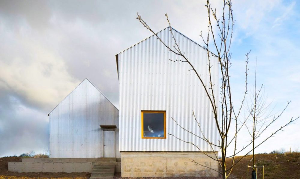 Arquiteto sueco surpreende mãe com deslumbrante casa de alumínio corrugado