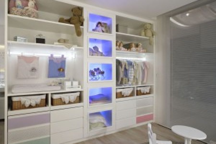 Luzes indiretas dão charme especial aos armários