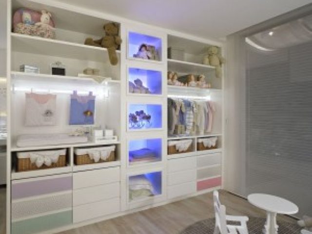 Luzes indiretas dão charme especial aos armários