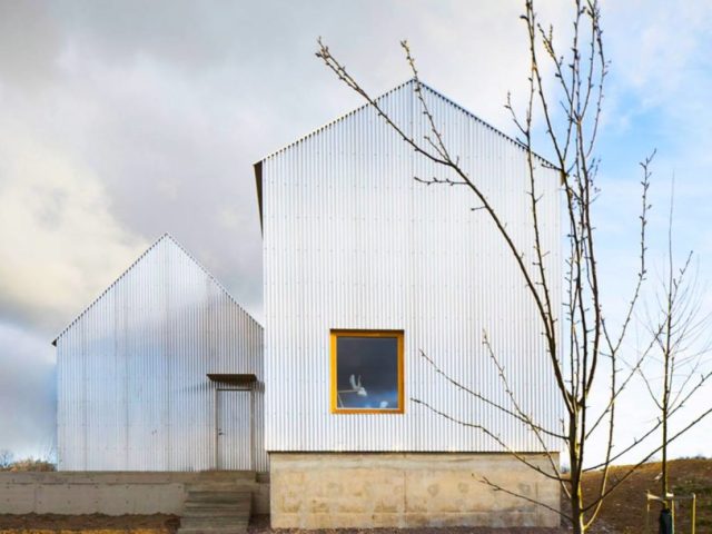 Arquiteto sueco surpreende mãe com deslumbrante casa de alumínio corrugado