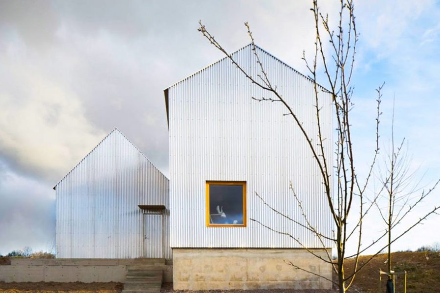 Arquiteto sueco surpreende mãe com deslumbrante casa de alumínio corrugado