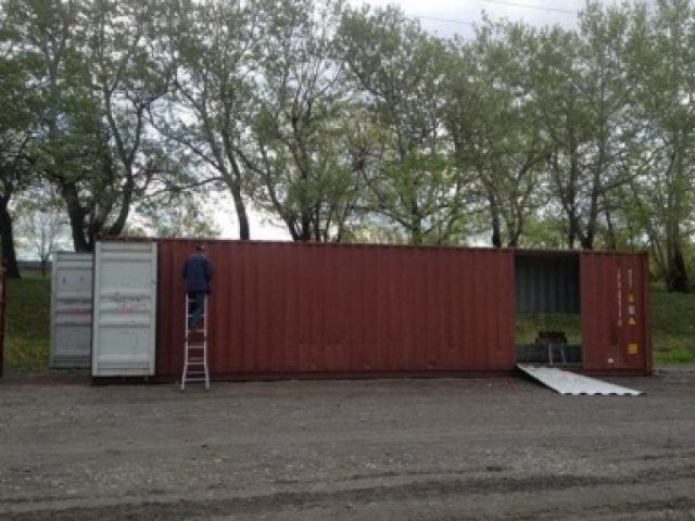Mulher constrói a casa de seus sonhos com 4 containers velhos